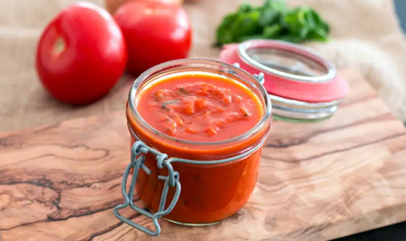 Frische rote Tomatensauce selbstgemacht