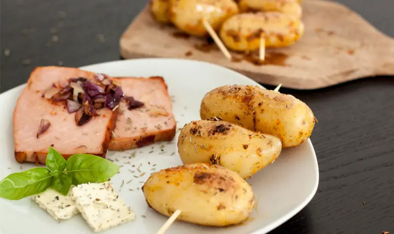 Kartoffelspieße mit Fleischkäse