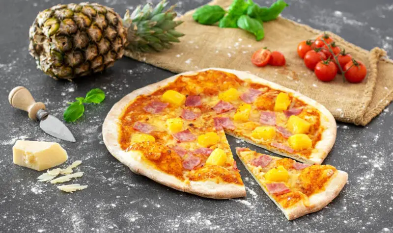 Hawaii-Pizza mit Ananas und Schinken