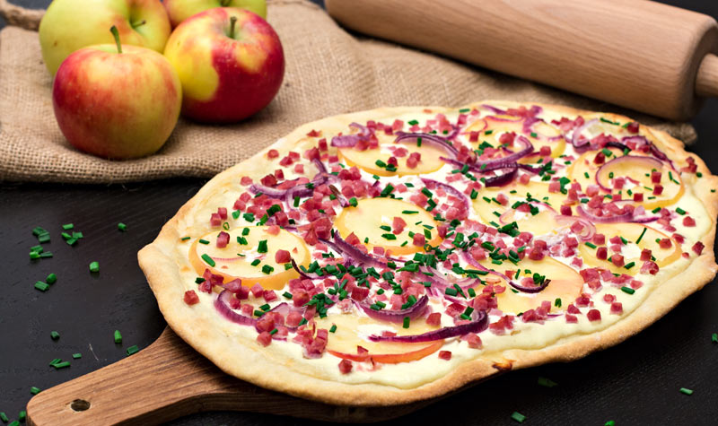 Apfel-Speck-Flammkuchen