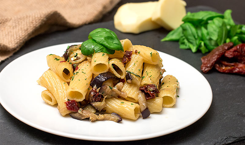 Aubergine & Scamorza mit Nudeln