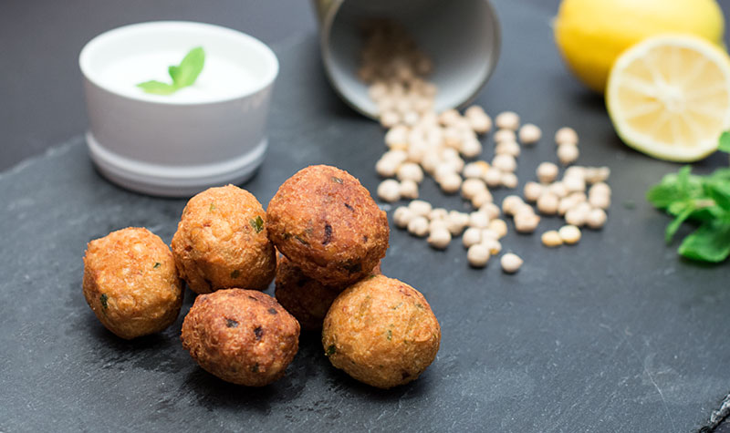 Leckere Falafel mit Joghurt-Minz-Dip