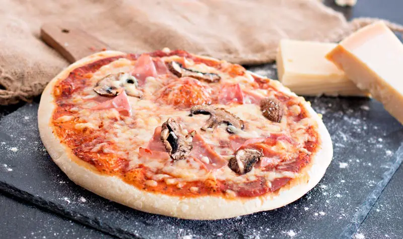 Pizza mit Schinken und Pilzen (Prosciutto e Funghi)