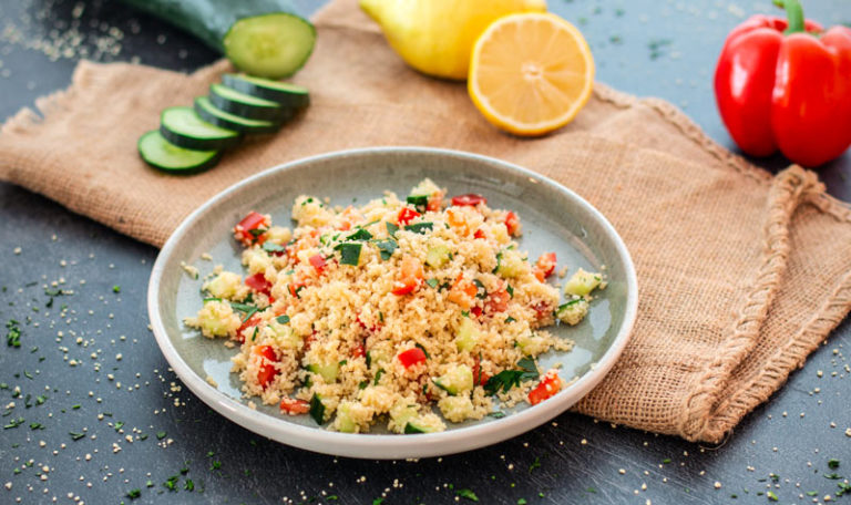 Erfrischender Couscous-Salat mit Paprika und Gurke - RESIPIS