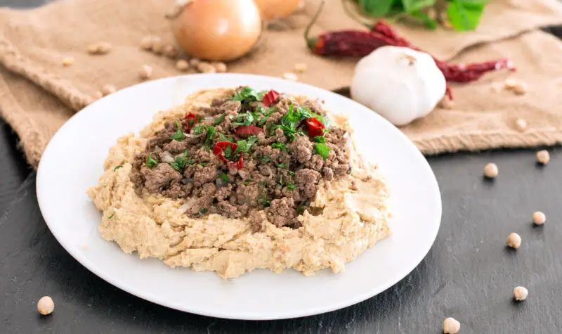 Orientalische Hummus-Chilihack-Pfanne