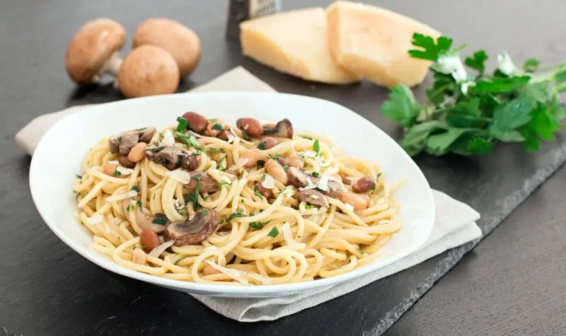 Spaghetti alla montanara mit leckeren Pilzen und Parmesan