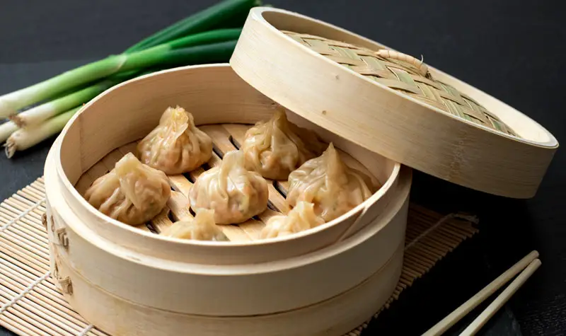 Chinesische Dumplings mit Garnelenfüllung (Jiaozi)
