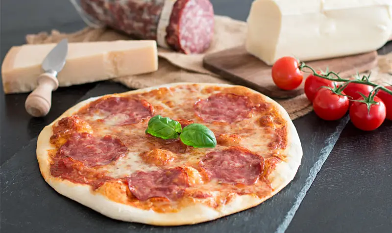Klassische italienische Salami-Pizza