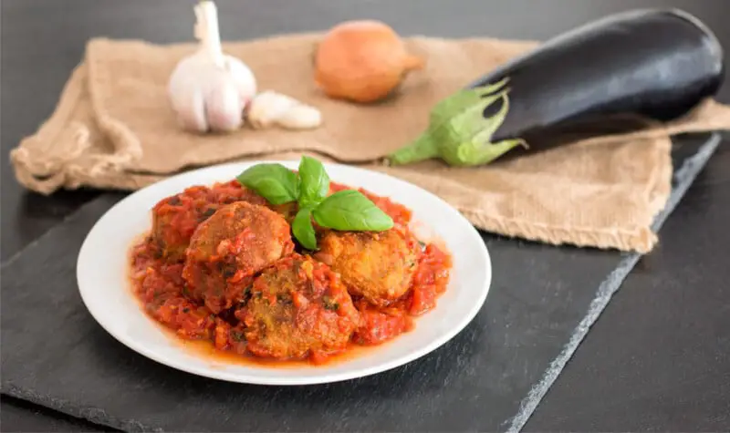 Saftige Auberginenbällchen in Sauce