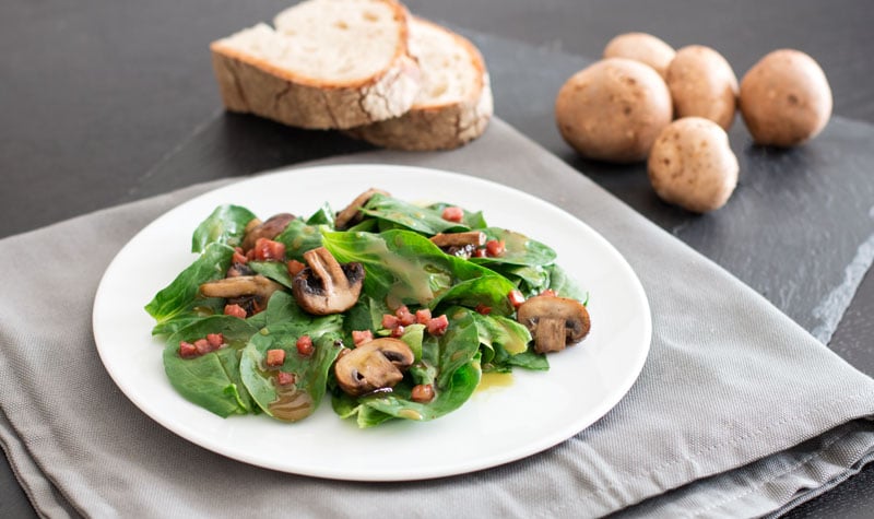 Feldsalat mit Pilzen und Speck