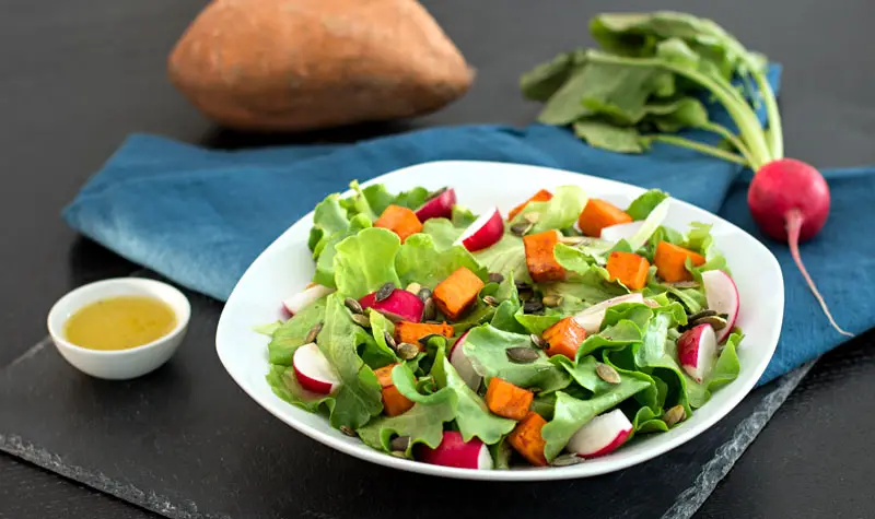 Grüner Salat mit Süßkartoffel und Radieschen