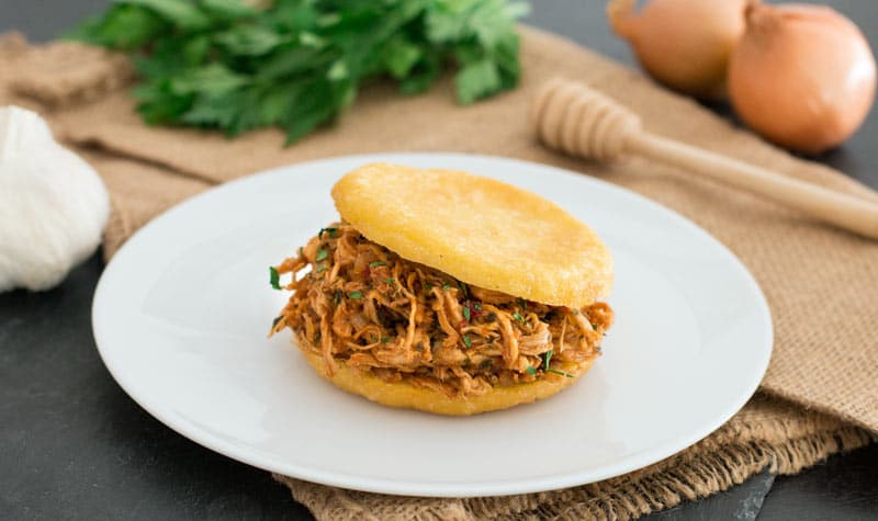 Arepa-Burger mit Pulled Chicken