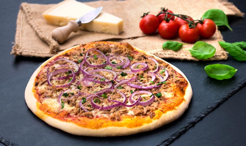 Pizza mit Thunfisch und Zwiebeln (Tonno e Cipolla) - RESIPIS