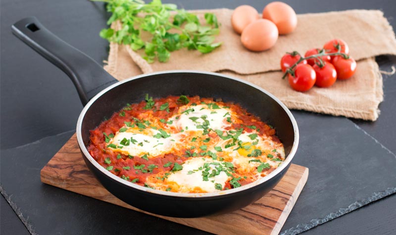 Leckere Shakshuka mit pochierten Eiern