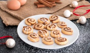 Einfache Zimtschnecken-Plätzchen mit Zuckerglasur