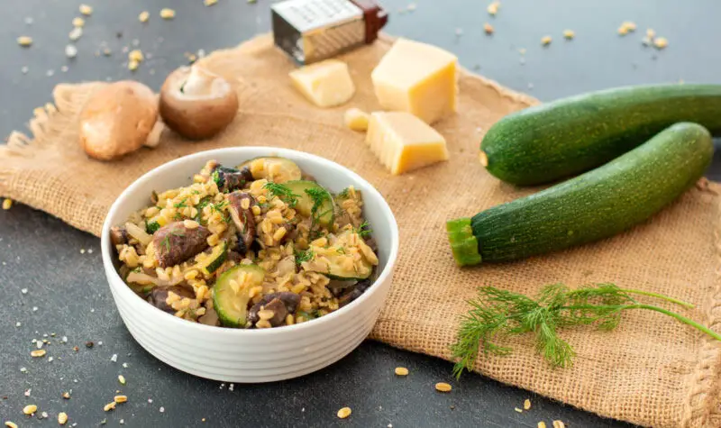Weizenreis mit Zucchini und Pilzen