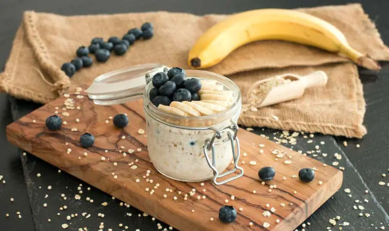 Overnight-Oats mit Quinoa, Banane und Blaubeeren