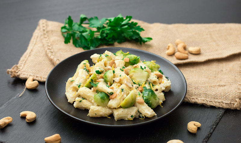 Pasta mit cremiger Cashewsauce und Rosenkohl