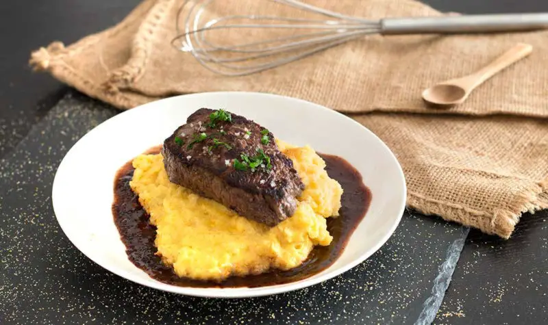 Schnelle Polenta mit Rindersteak und Rotweinsauce