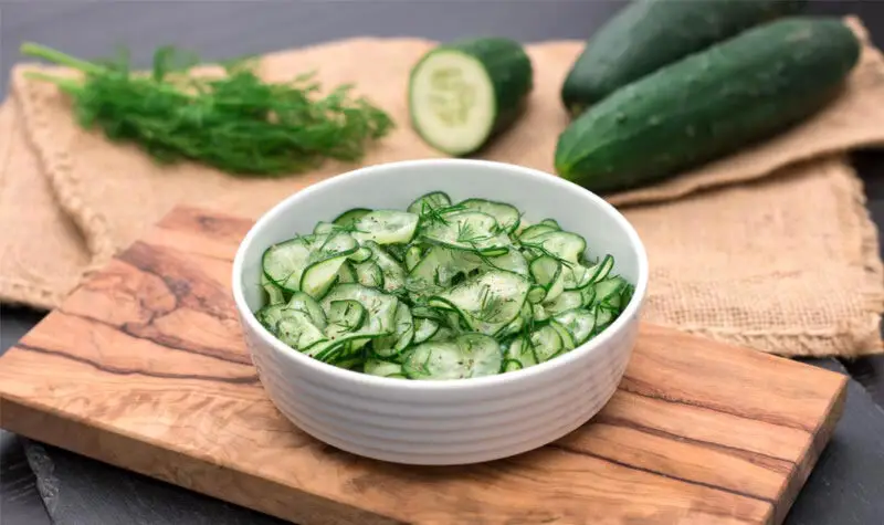 Gurkensalat mit Essig und Öl