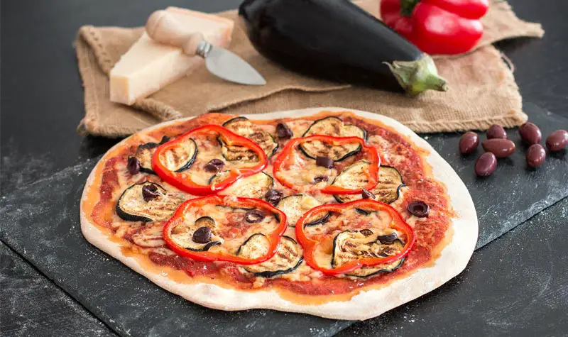 Vegetarische Pizza mit Aubergine, Paprika & Oliven