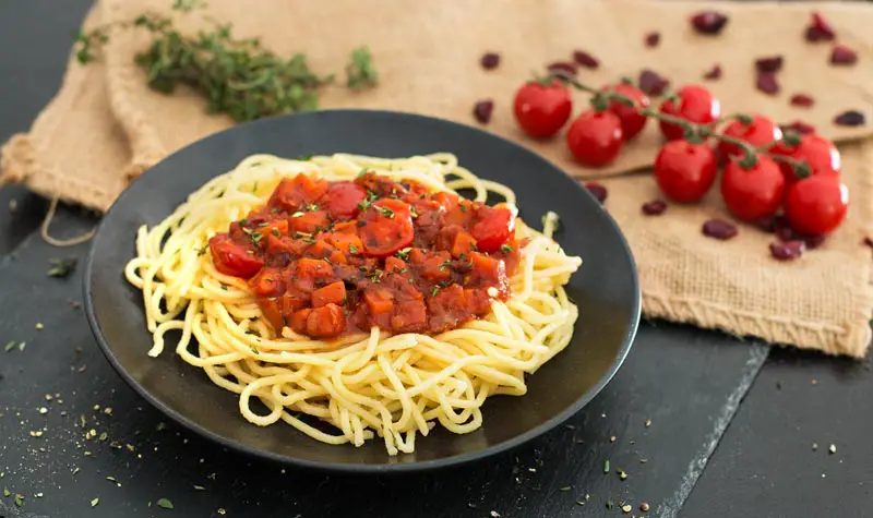 Pasta mit fruchtiger Tomaten-Cranberry-Sauce