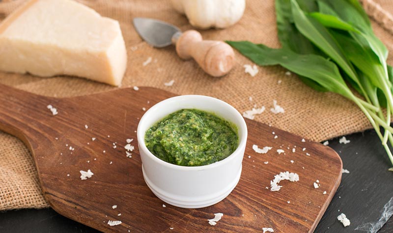 Bärlauchpesto mit gerösteten Cashewkernen | RESIPIS