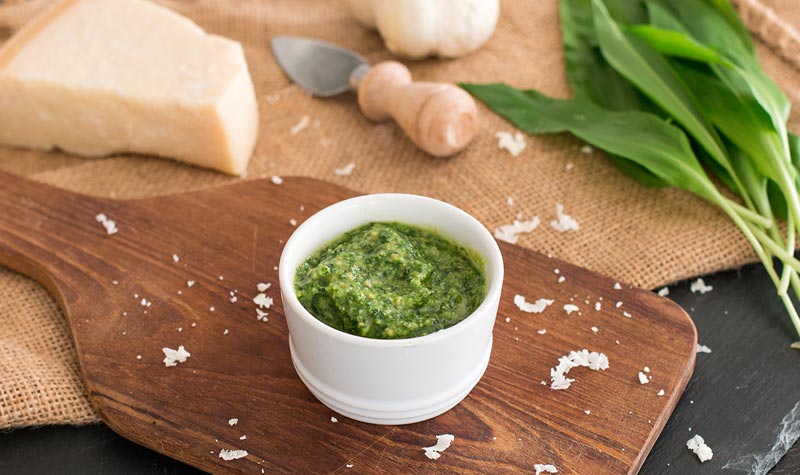 Bärlauchpesto mit gerösteten Cashewkernen