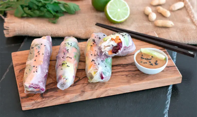 Bunte Sommerrollen mit Erdnuss-Dip