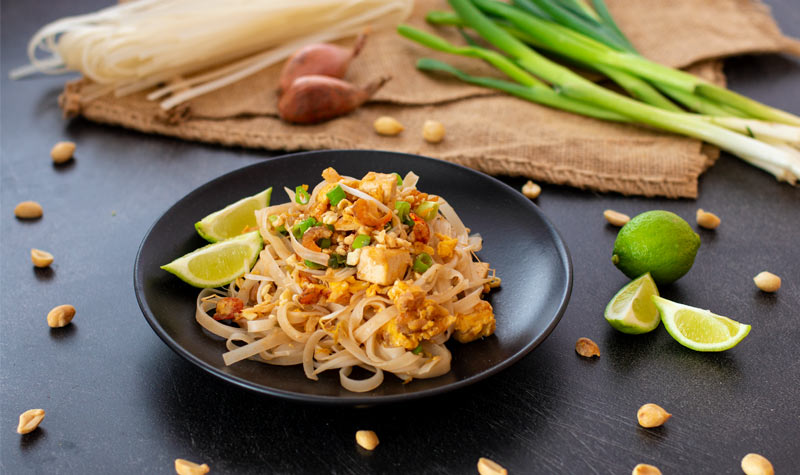 Pad Thai mit Garnelen (Thailändische Reisbandnudeln)