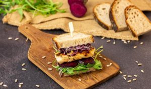Sandwich mit Hähnchenbrust, rote Bete & Sprossen