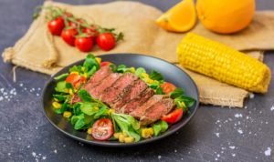 Zarte Rindersteak-Streifen mit buntem Salat