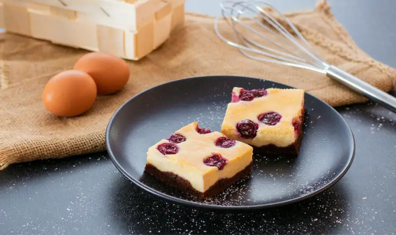 Käsekuchen mit Kirschen vom Blech