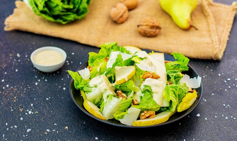 Romanasalat mit Birne, Walnuss und Parmesan | RESIPIS