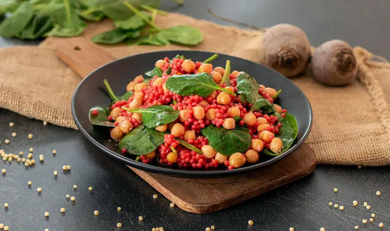 Pinker Couscous-Salat mit Babyspinat