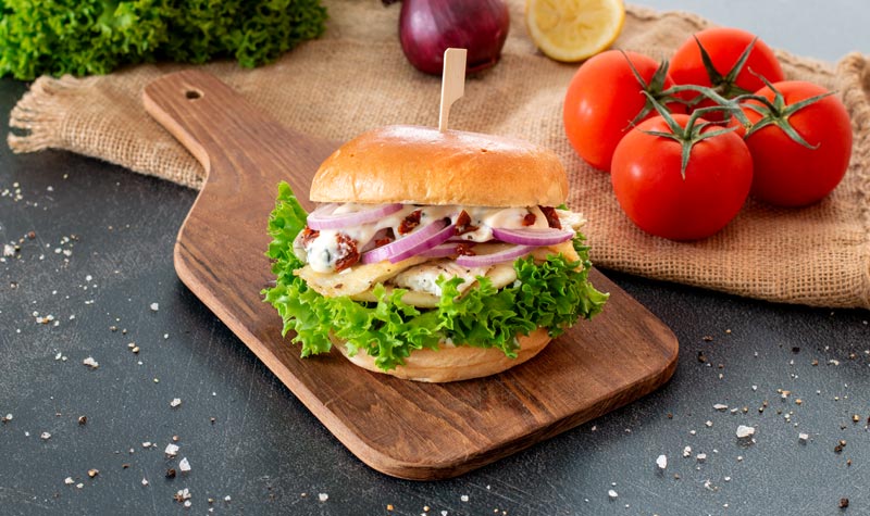 Saftiger Fischburger mit Tomaten-Basilikum-Mayo