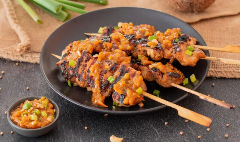 Leckere Hähnchen-Satay-Spieße mit Erdnuss-Sauce