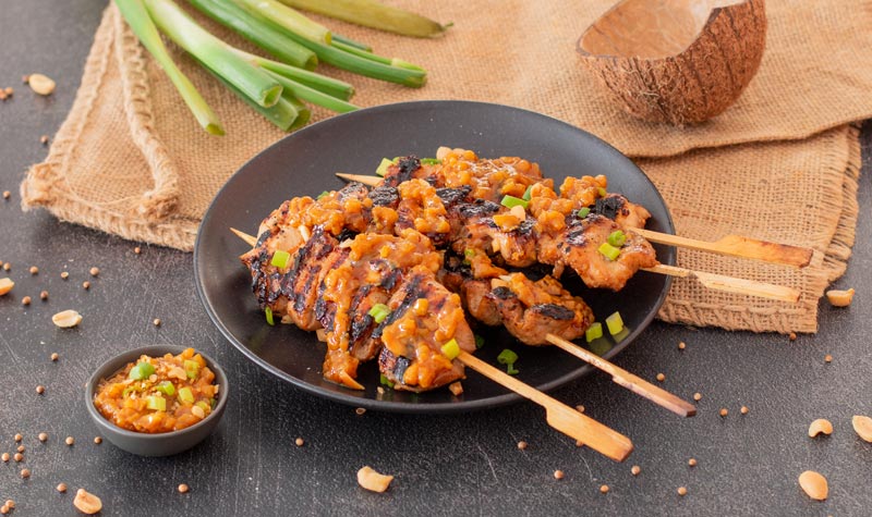 Leckere Hähnchen-Satay-Spieße mit Erdnuss-Sauce - RESIPIS