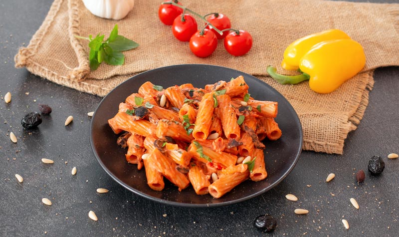 Cremige Pasta mit Oliven, Tomaten & Paprika