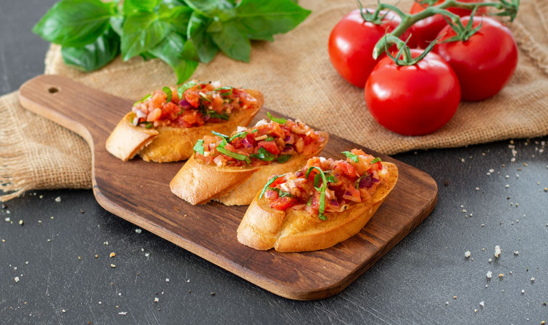 Bruschetta mit Tomaten, Knoblauch und Basilikum