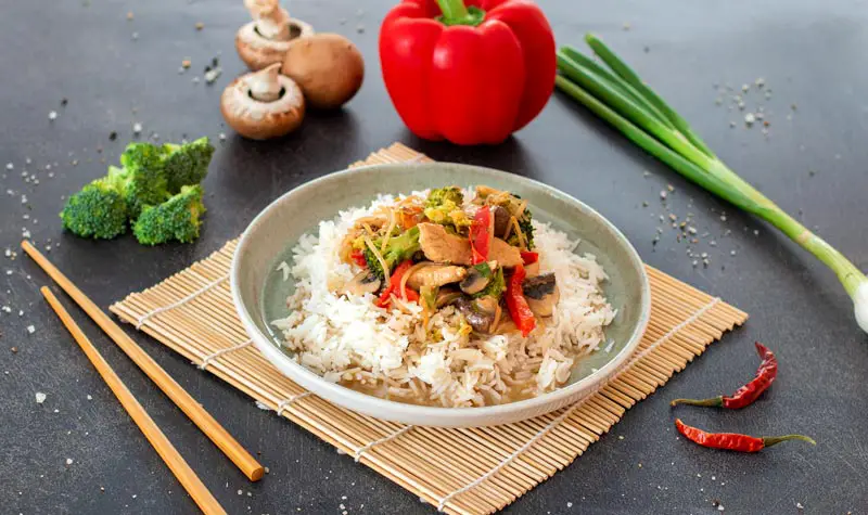 Chop Suey mit Reis und Putenfleisch