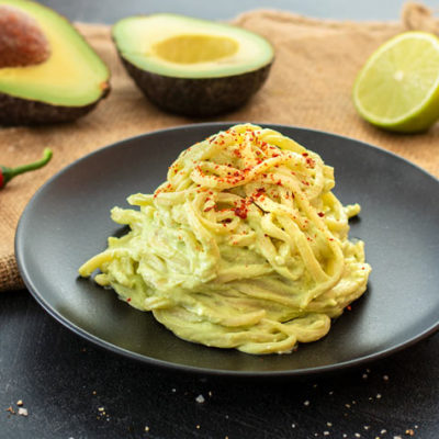 Avocado-Pasta mit Feta und Schmand