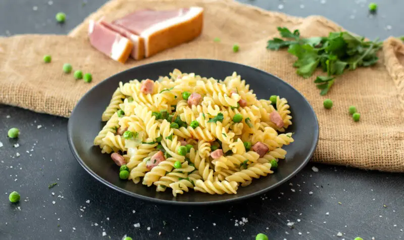 Schnelle Nudeln mit Erbsen und Speck