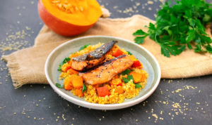 Asiatisch marinierter Lachs mit Kürbis-Bulgur