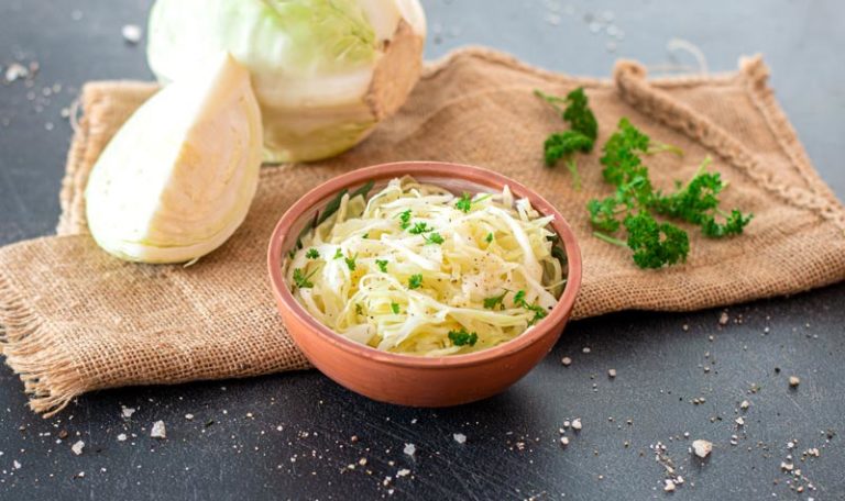 Griechischer Krautsalat: Super einfach und schnell - RESIPIS