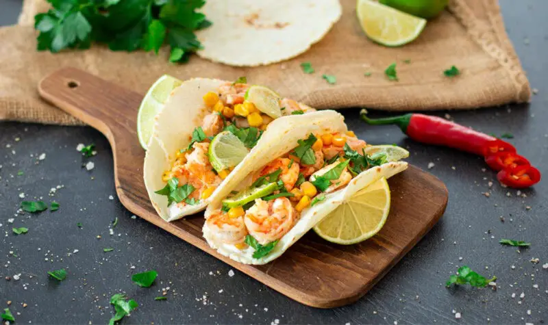 Tacos mit Garnelen, Mais und Limette