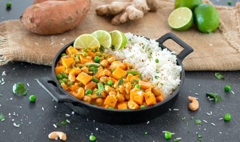 Leckeres Süßkartoffelcurry mit Kichererbsen und Reis