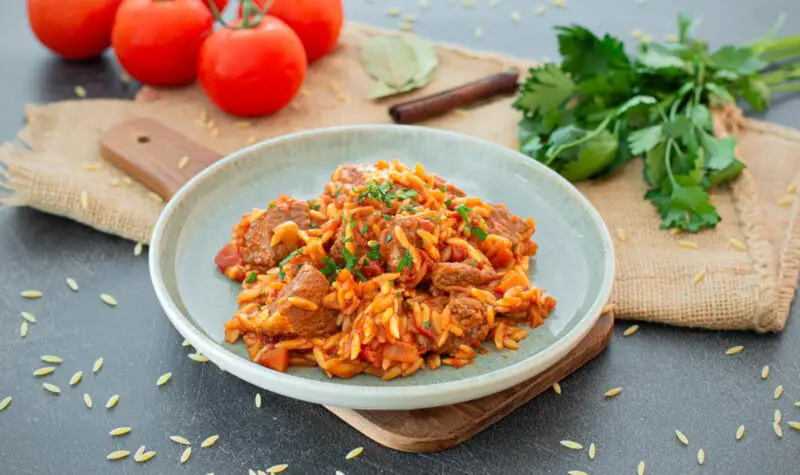 Griechisches Giouvetsi mit Lamm