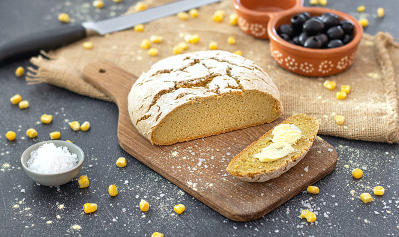 Broa (portugiesisches Maisbrot) wie aus dem Steinofen