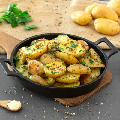 Einfache Ofenkartoffeln mit Koriandersamen und Mayo